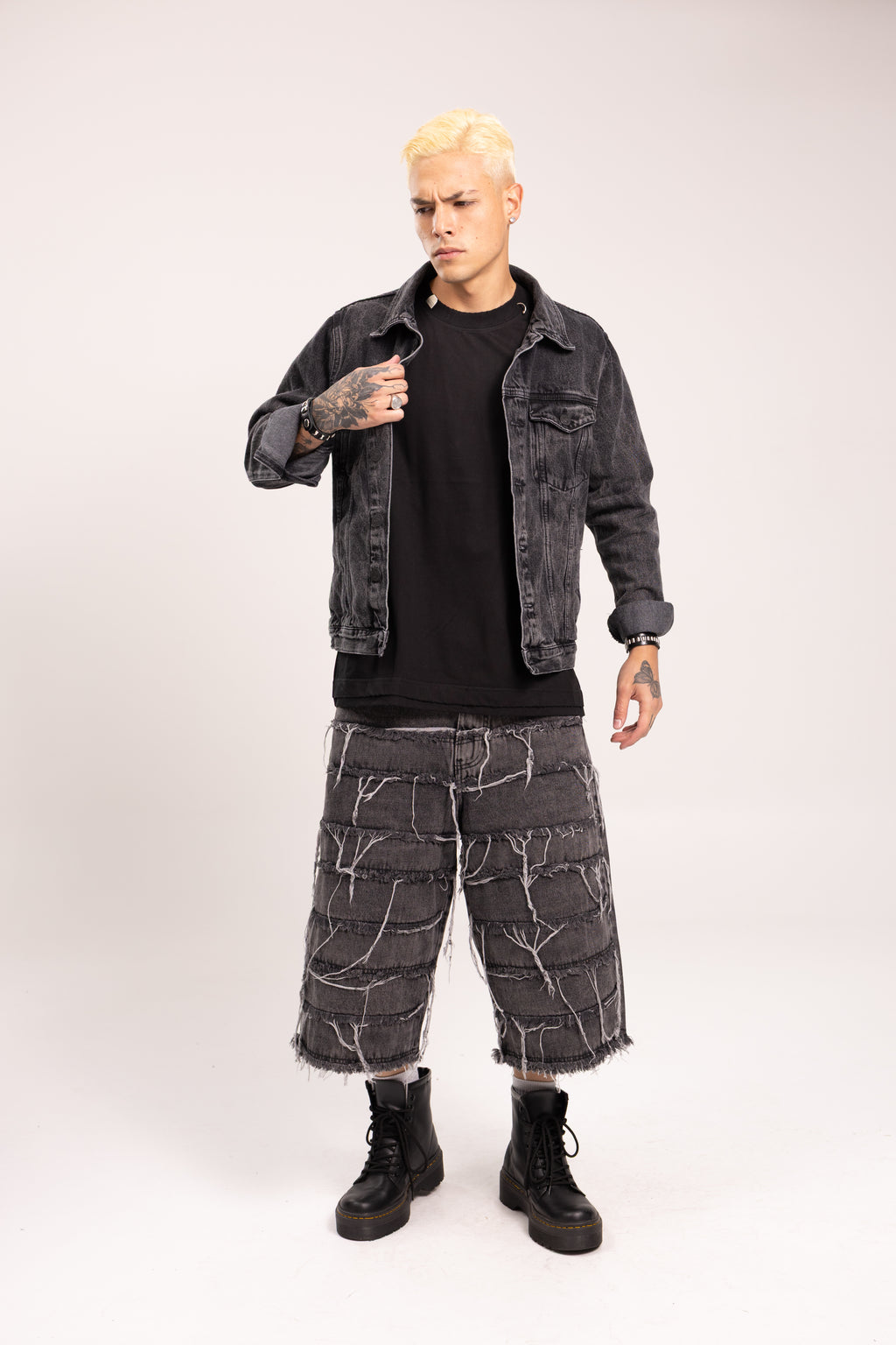 Jorts Baggy con Flecos y Costuras Desflecadas - Bermuda Denim Estilo Grunge Punk con Cadena