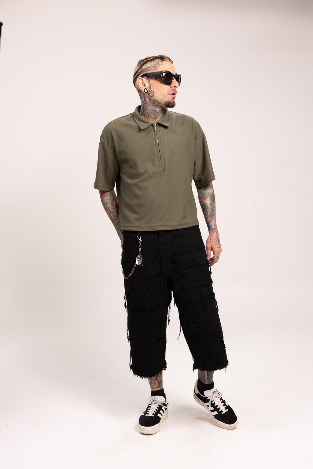 Jorts Baggy con Flecos y Costuras Desflecadas - Bermuda Denim Estilo Grunge Punk con Cadena
