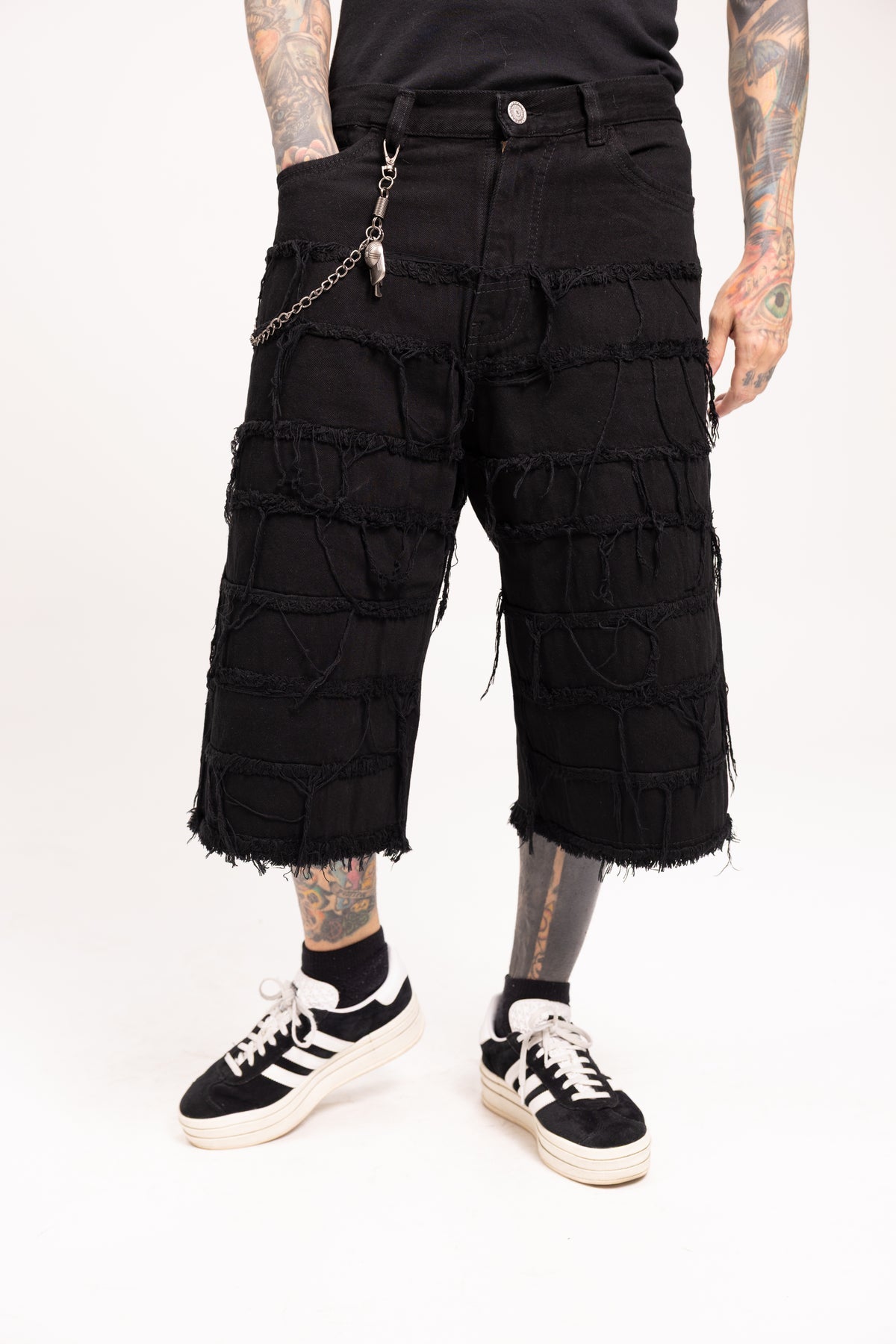 Jorts Baggy con Flecos y Costuras Desflecadas - Bermuda Denim Estilo Grunge Punk con Cadena