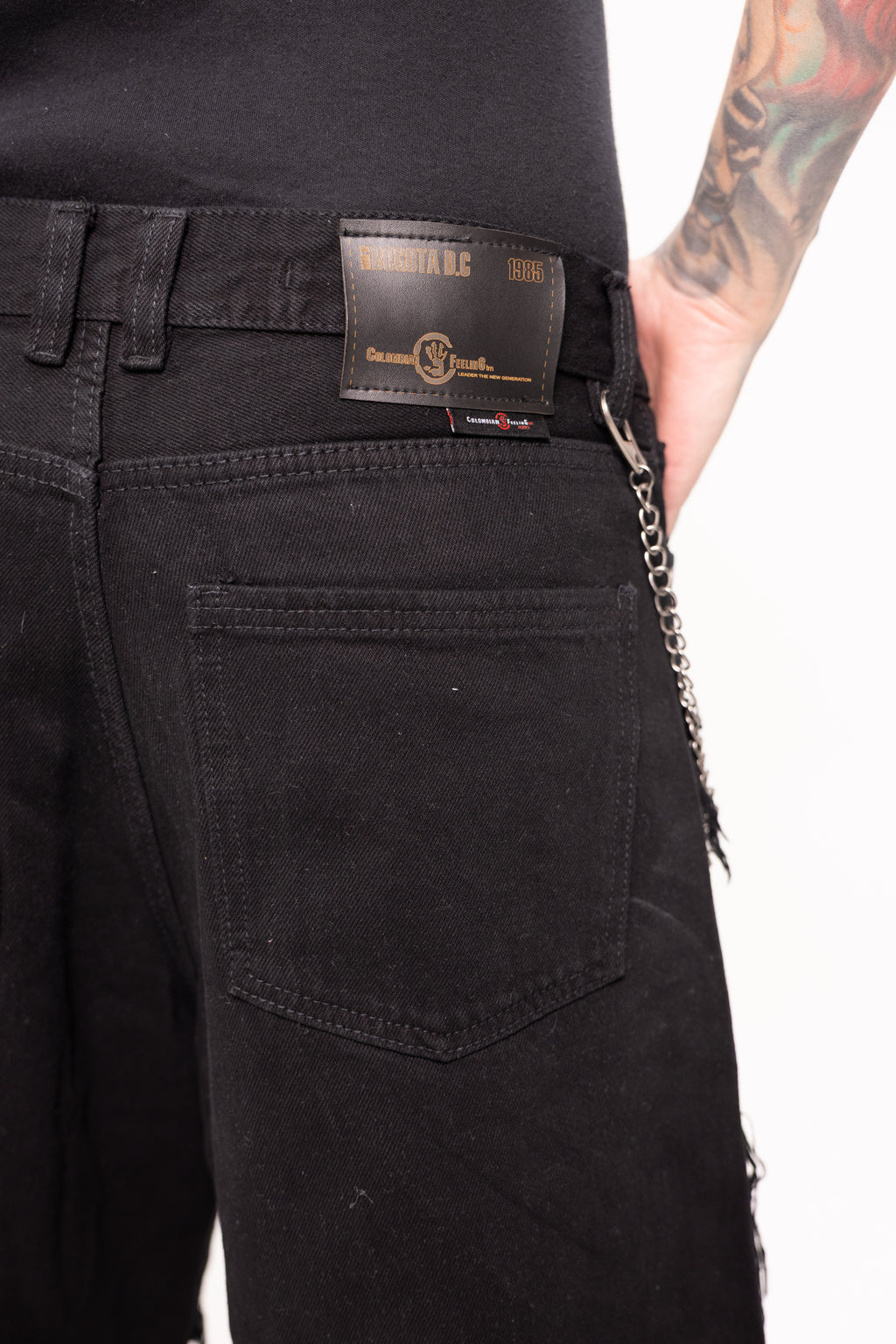 Jorts Baggy con Flecos y Costuras Desflecadas - Bermuda Denim Estilo Grunge Punk con Cadena