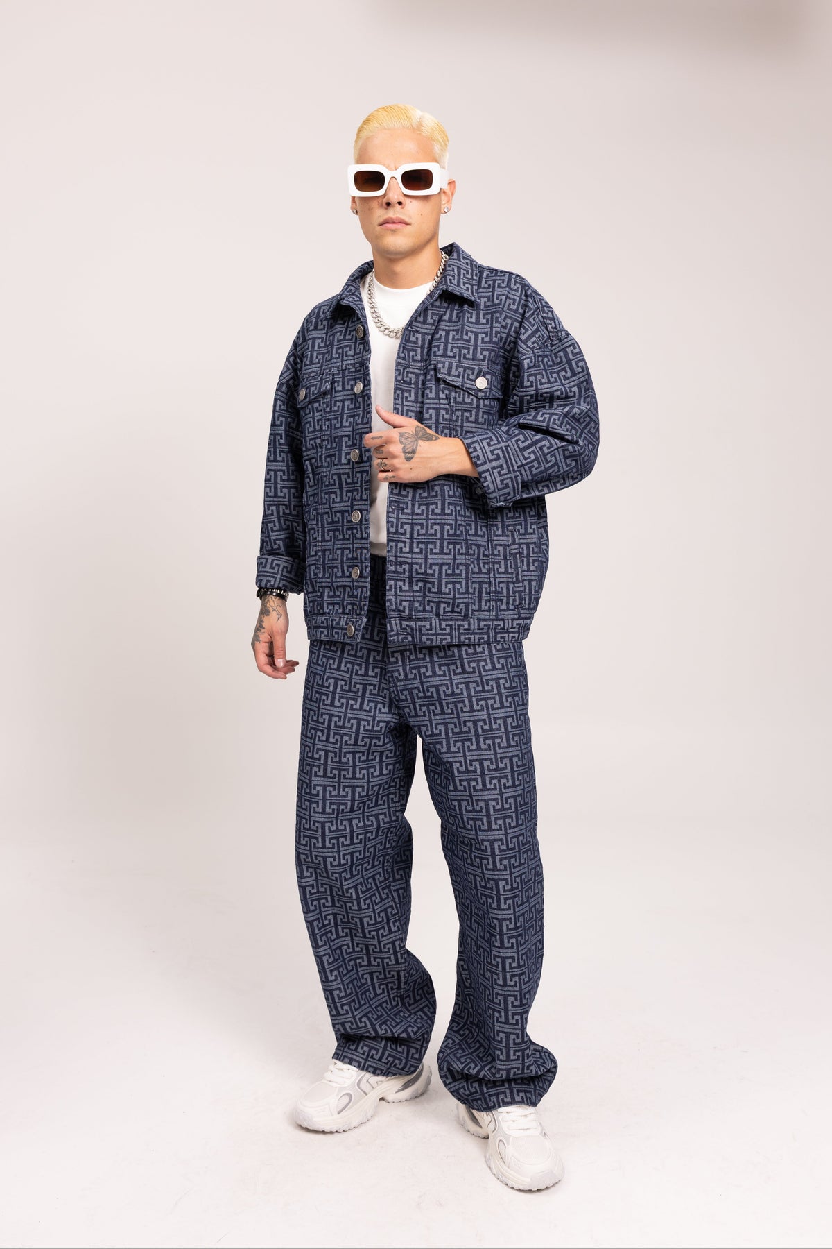 Jean Super Baggy Muisca para Hombre - Pantalón Denim Azul con Patrón Monograma Geométrico Estilo Streetwear