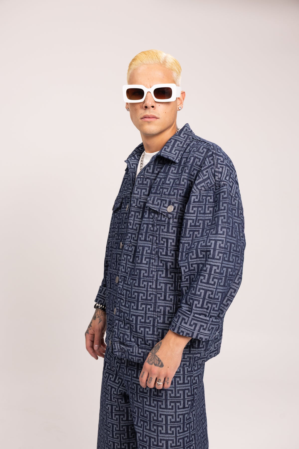 Chaqueta Muisca para Hombre - Cazadora de Mezclilla Oversize Azul con Patrón Monograma Geométrico