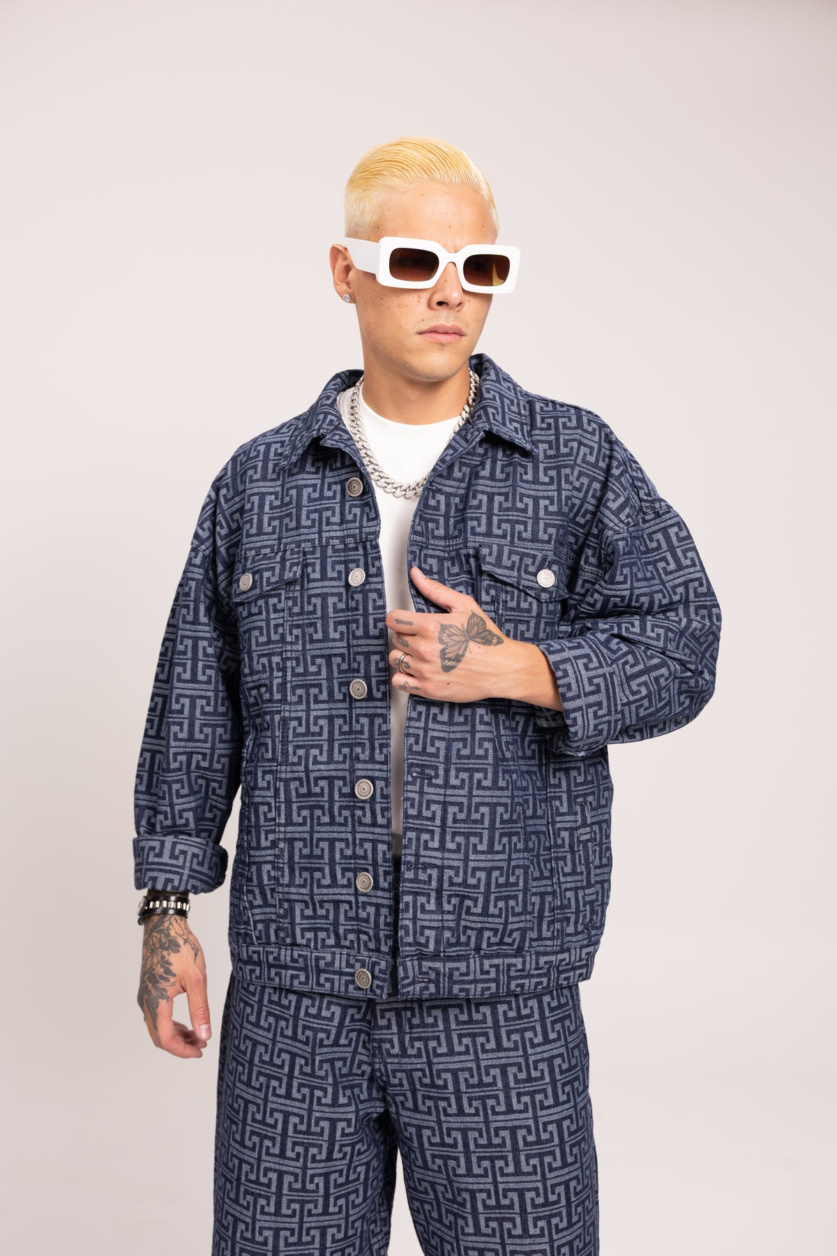 Chaqueta Muisca para Hombre - Cazadora de Mezclilla Oversize Azul con Patrón Monograma Geométrico