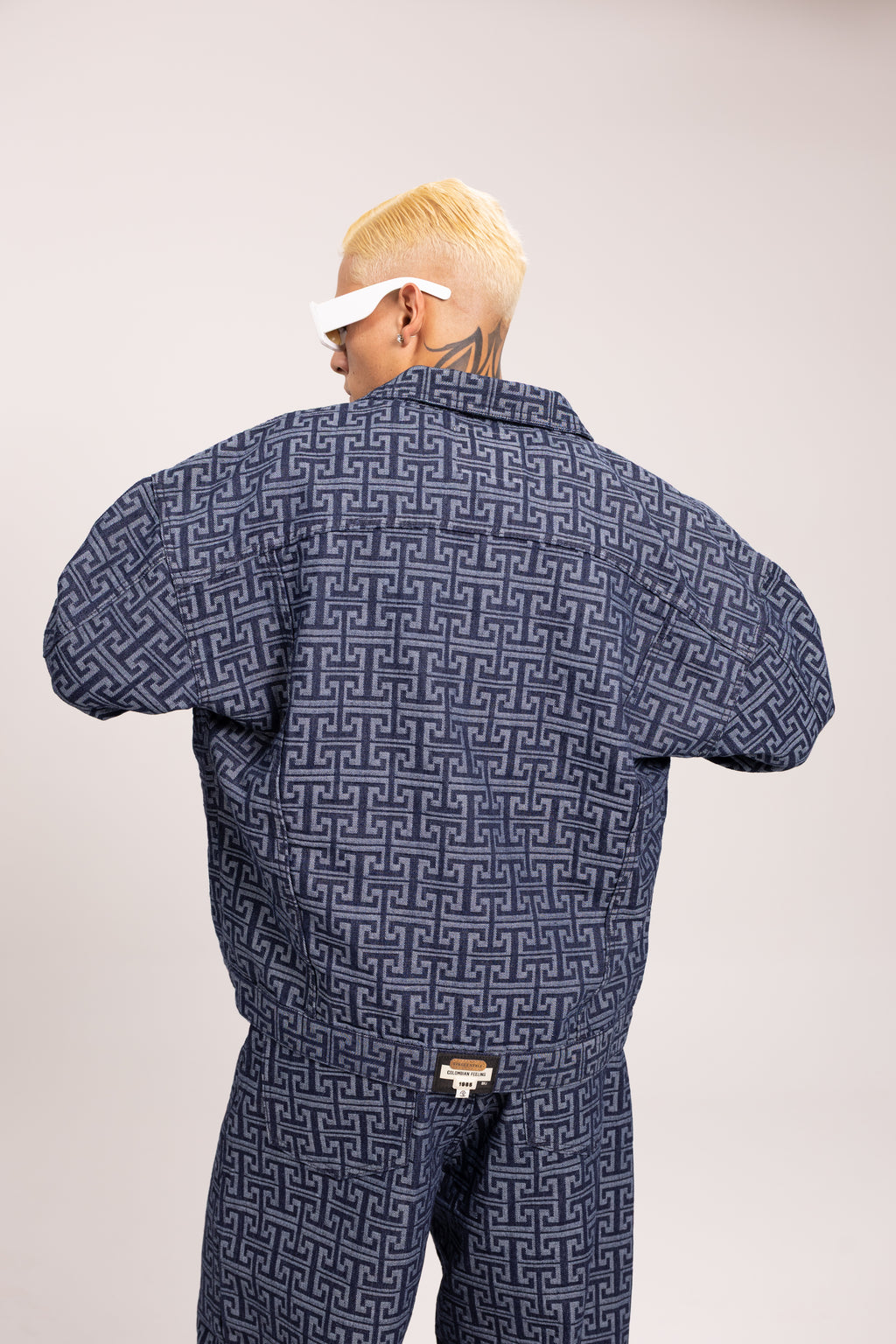 Chaqueta Muisca para Hombre - Cazadora de Mezclilla Oversize Azul con Patrón Monograma Geométrico