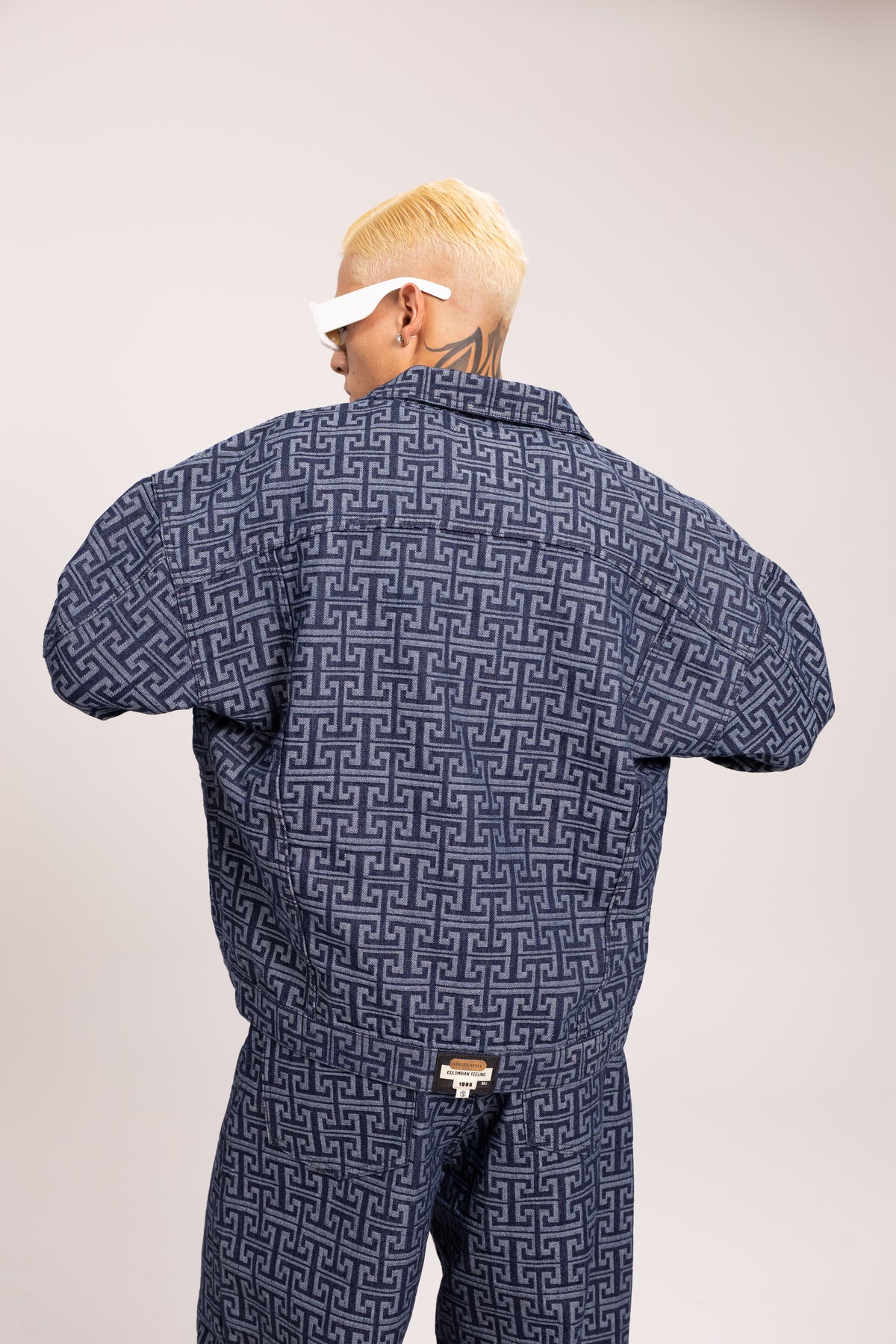 Chaqueta Muisca para Hombre - Cazadora de Mezclilla Oversize Azul con Patrón Monograma Geométrico
