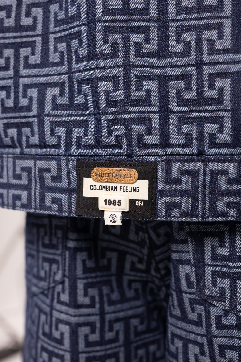 Chaqueta Muisca para Hombre - Cazadora de Mezclilla Oversize Azul con Patrón Monograma Geométrico
