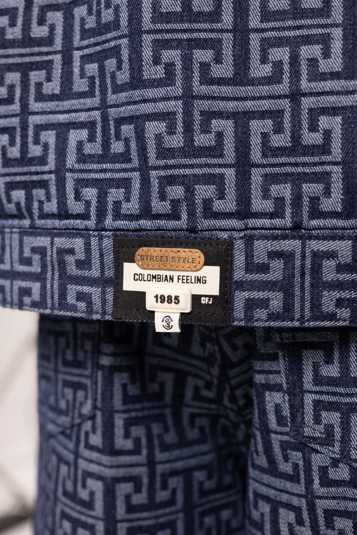 Chaqueta Muisca para Hombre - Cazadora de Mezclilla Oversize Azul con Patrón Monograma Geométrico