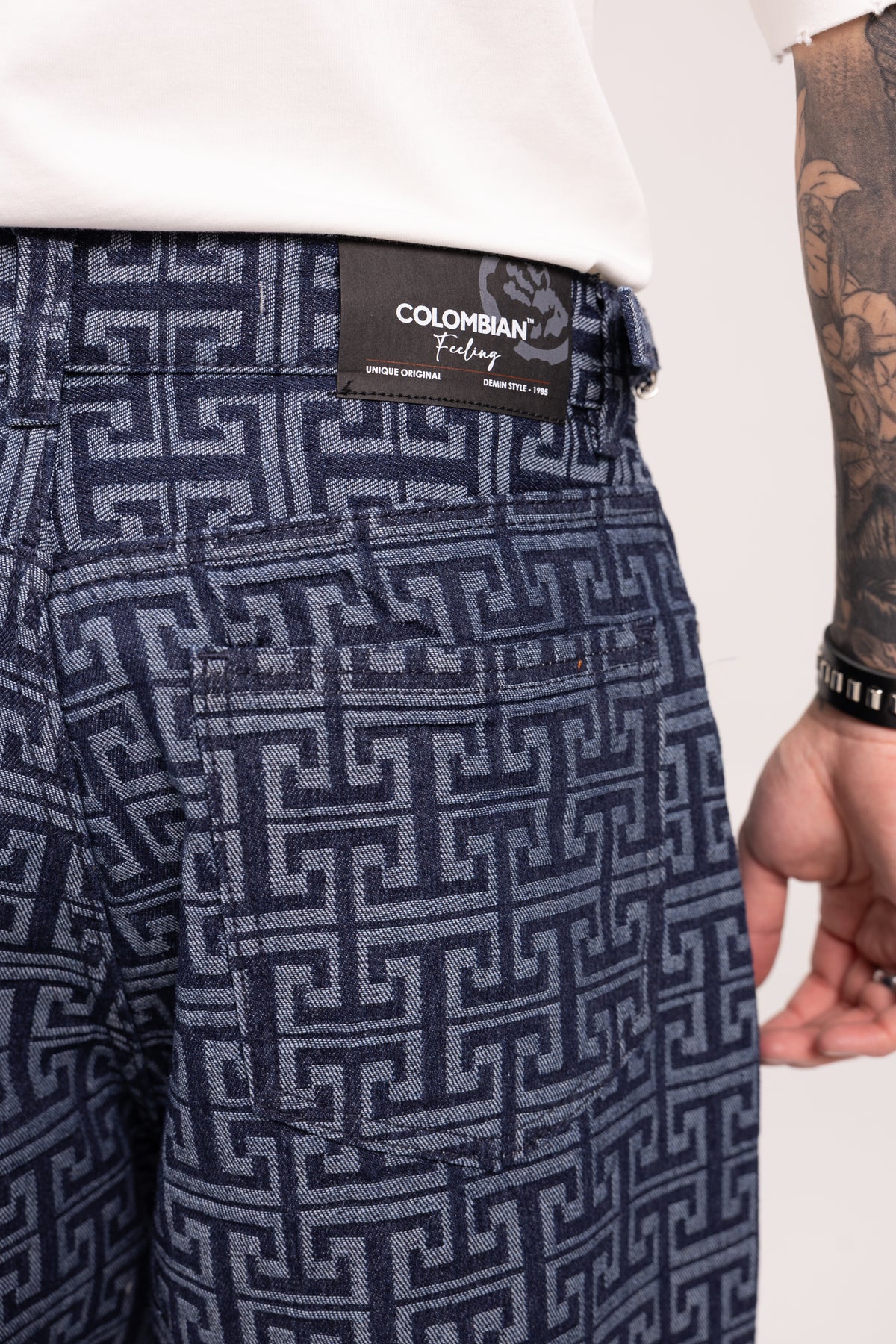 Jean Super Baggy Muisca para Hombre - Pantalón Denim Azul con Patrón Monograma Geométrico Estilo Streetwear