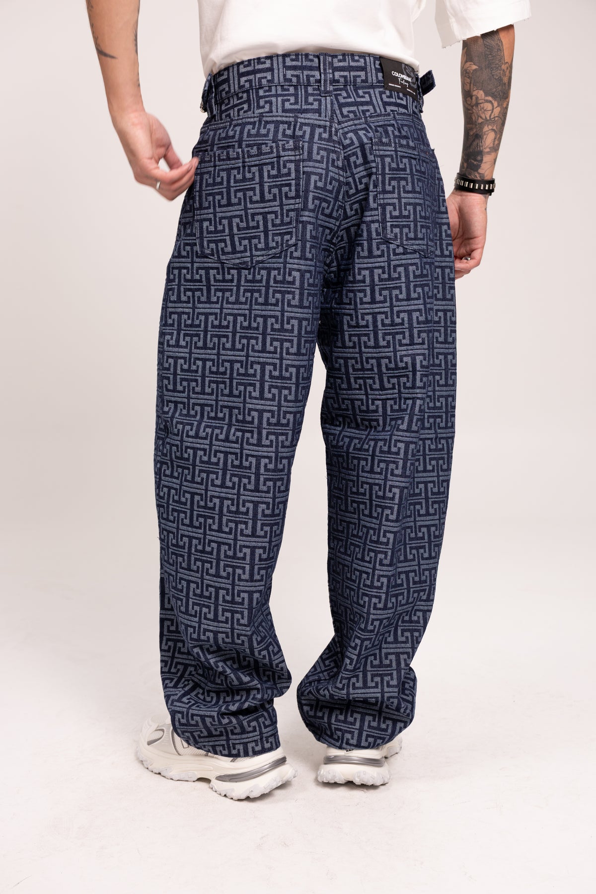 Jean Super Baggy Muisca para Hombre - Pantalón Denim Azul con Patrón Monograma Geométrico Estilo Streetwear