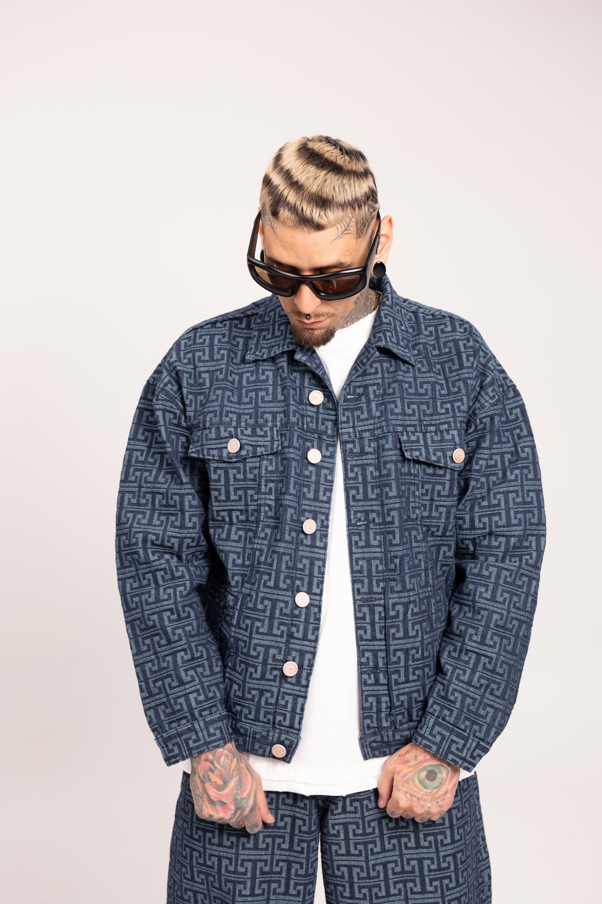 Chaqueta Muisca para Hombre - Cazadora de Mezclilla Oversize Azul con Patrón Monograma Geométrico