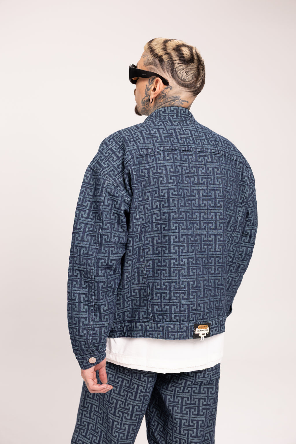 Chaqueta Muisca para Hombre - Cazadora de Mezclilla Oversize Azul con Patrón Monograma Geométrico