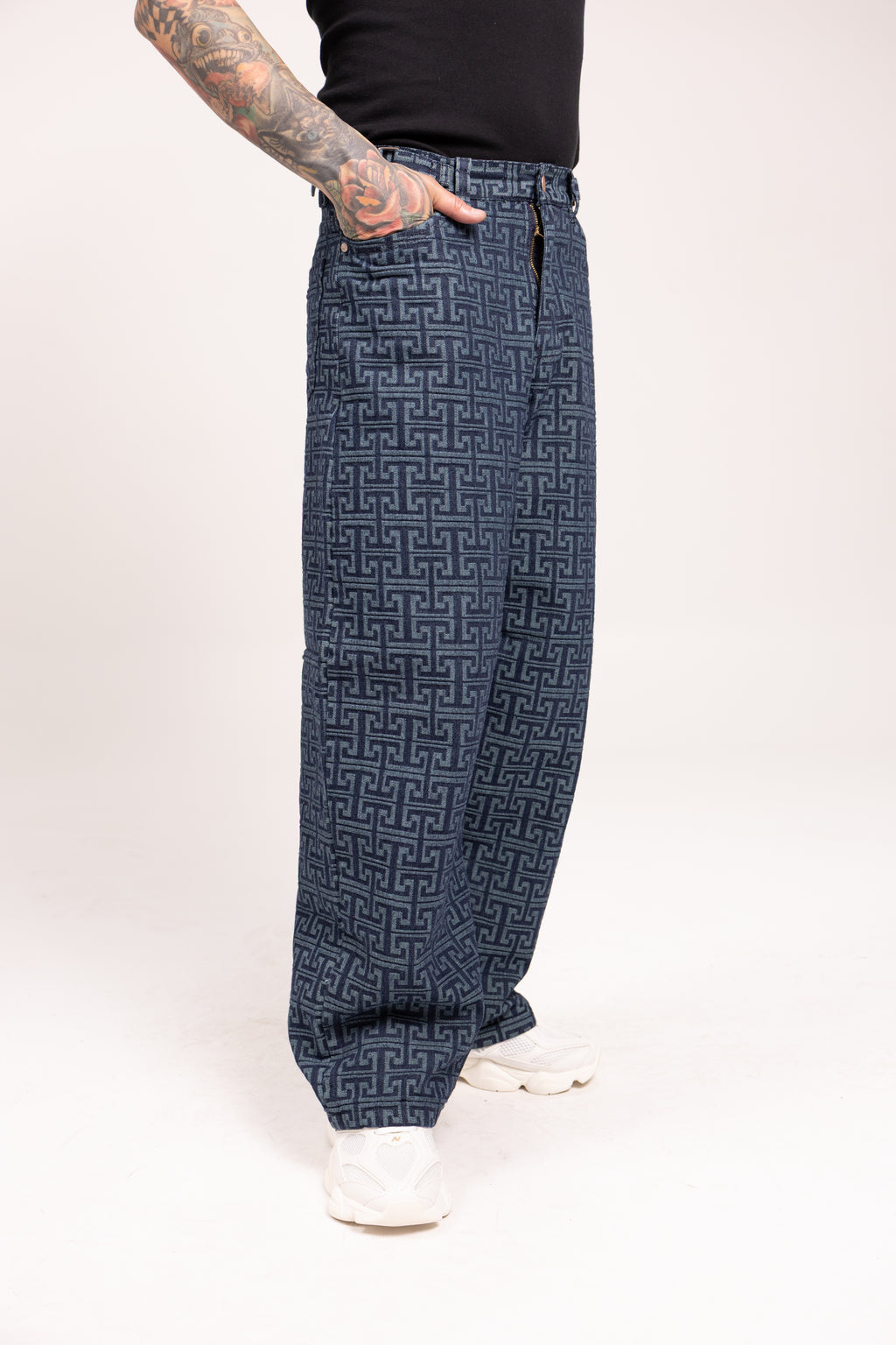 Jean Super Baggy Muisca para Hombre - Pantalón Denim Azul con Patrón Monograma Geométrico Estilo Streetwear