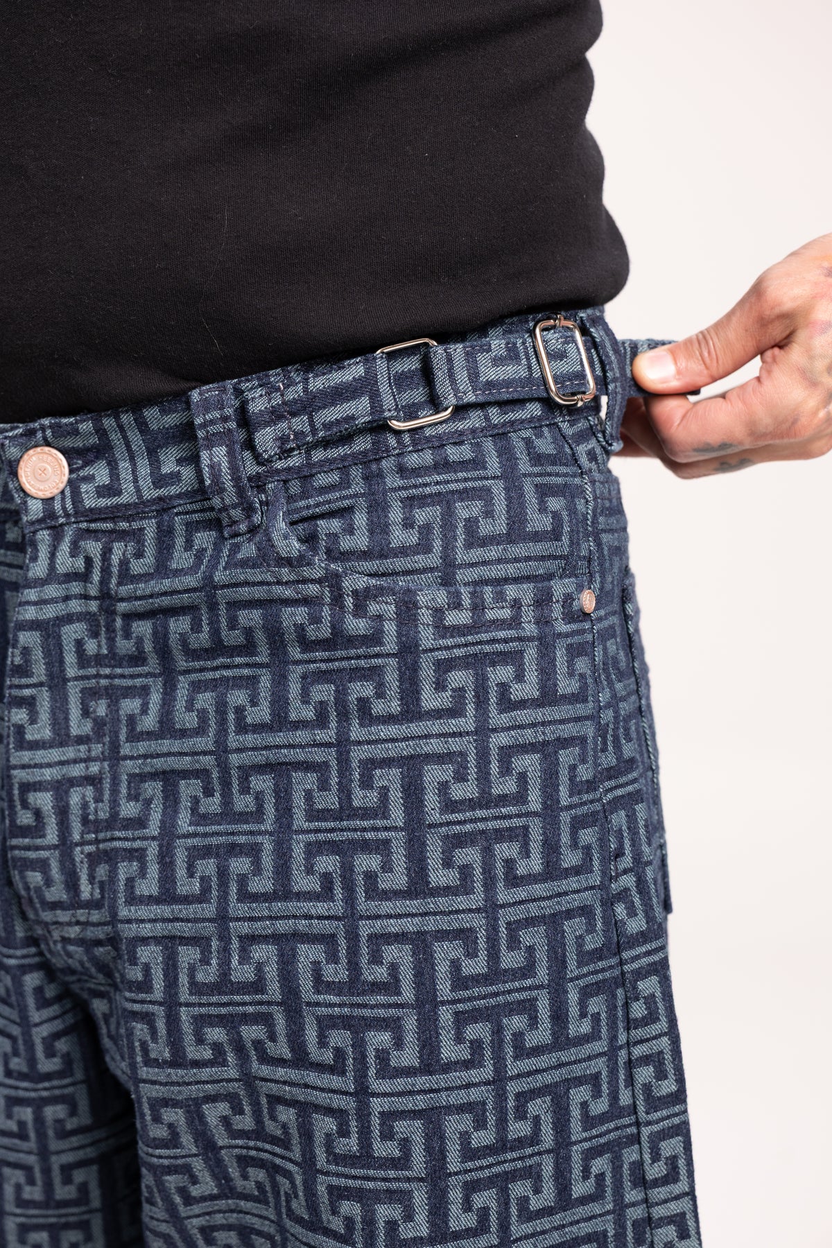 Jean Super Baggy Muisca para Hombre - Pantalón Denim Azul con Patrón Monograma Geométrico Estilo Streetwear