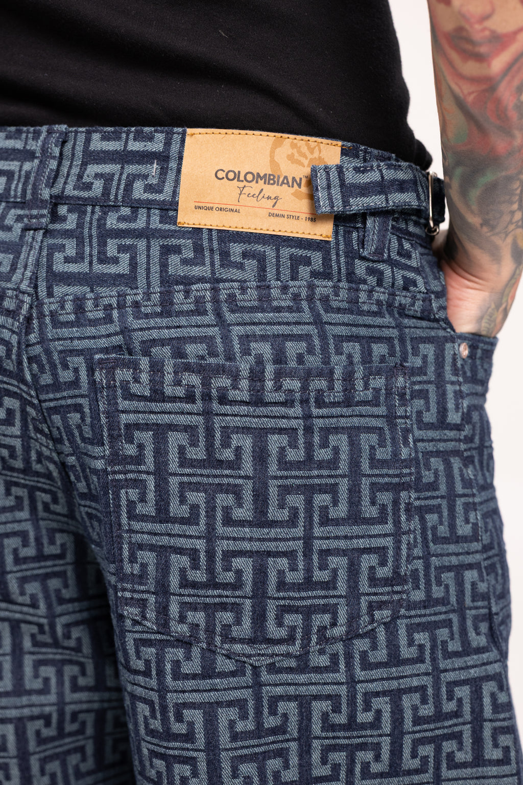 Jean Super Baggy Muisca para Hombre - Pantalón Denim Azul con Patrón Monograma Geométrico Estilo Streetwear