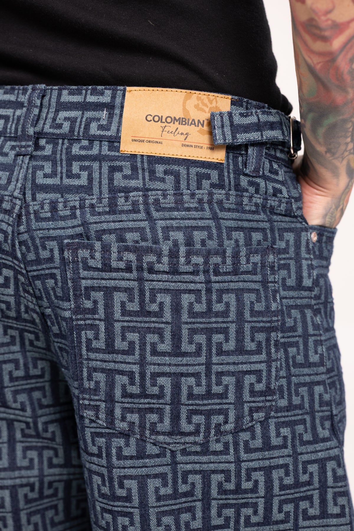 Jean Super Baggy Muisca para Hombre - Pantalón Denim Azul con Patrón Monograma Geométrico Estilo Streetwear