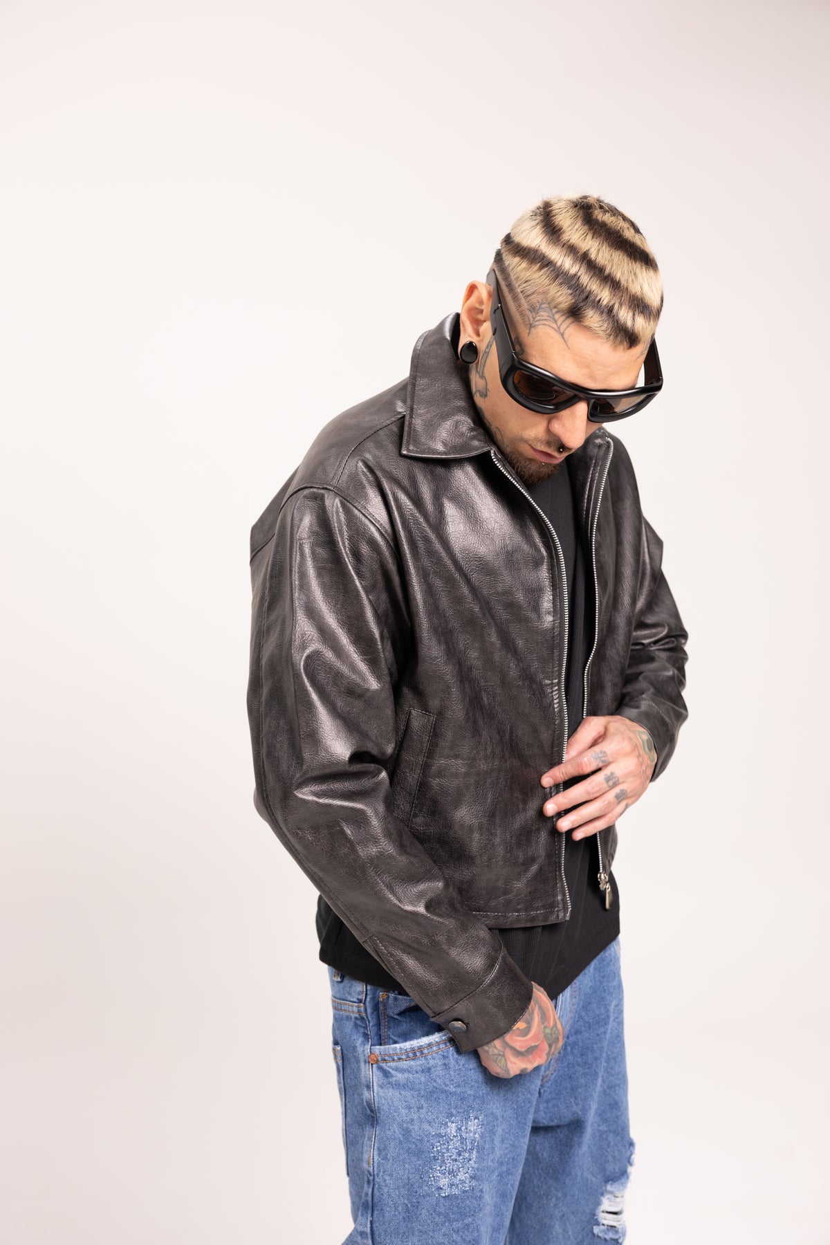Chaqueta Negra en Cuero Sintético Brillante Boxy Fit para Hombre - Chaqueta Harrington Efecto Cuero Encerado Estilo Darkwear Cyberpunk Streetwear