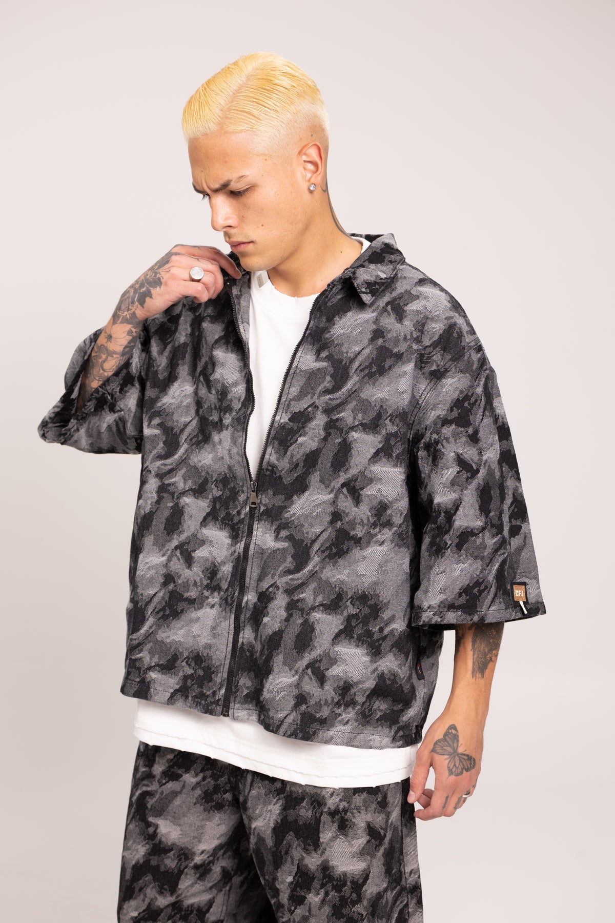 Camisa Boxy Fit Jacquard Camuflado Café para Hombre - Sobrecamisa Manga Corta con Cremallera Full-Zip Patrón Camo Tierra Estilo Streetwear
