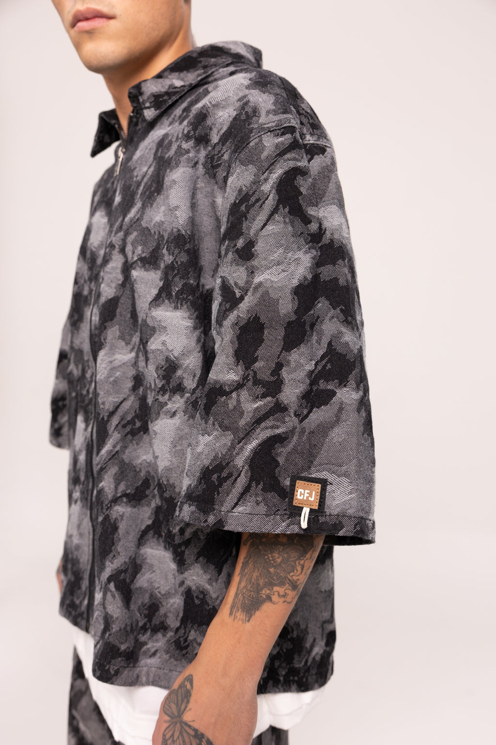 Camisa Boxy Fit Jacquard Camuflado Café para Hombre - Sobrecamisa Manga Corta con Cremallera Full-Zip Patrón Camo Tierra Estilo Streetwear