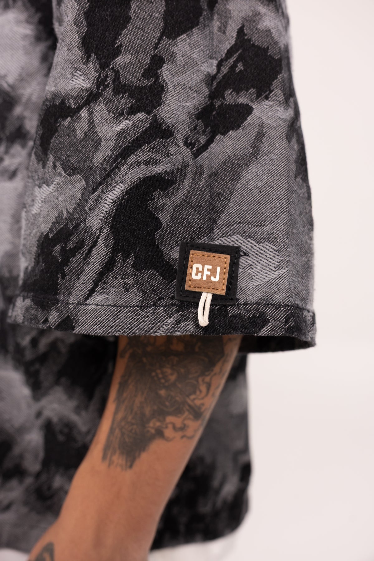 Camisa Boxy Fit Jacquard Camuflado Café para Hombre - Sobrecamisa Manga Corta con Cremallera Full-Zip Patrón Camo Tierra Estilo Streetwear