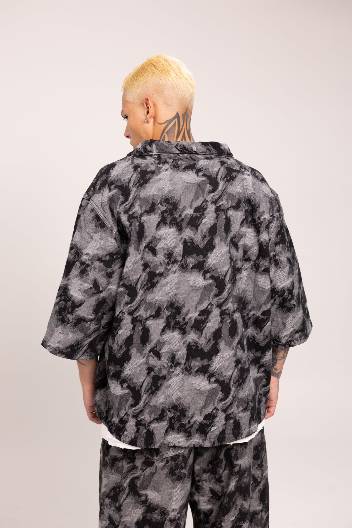 Camisa Boxy Fit Jacquard Camuflado Café para Hombre - Sobrecamisa Manga Corta con Cremallera Full-Zip Patrón Camo Tierra Estilo Streetwear