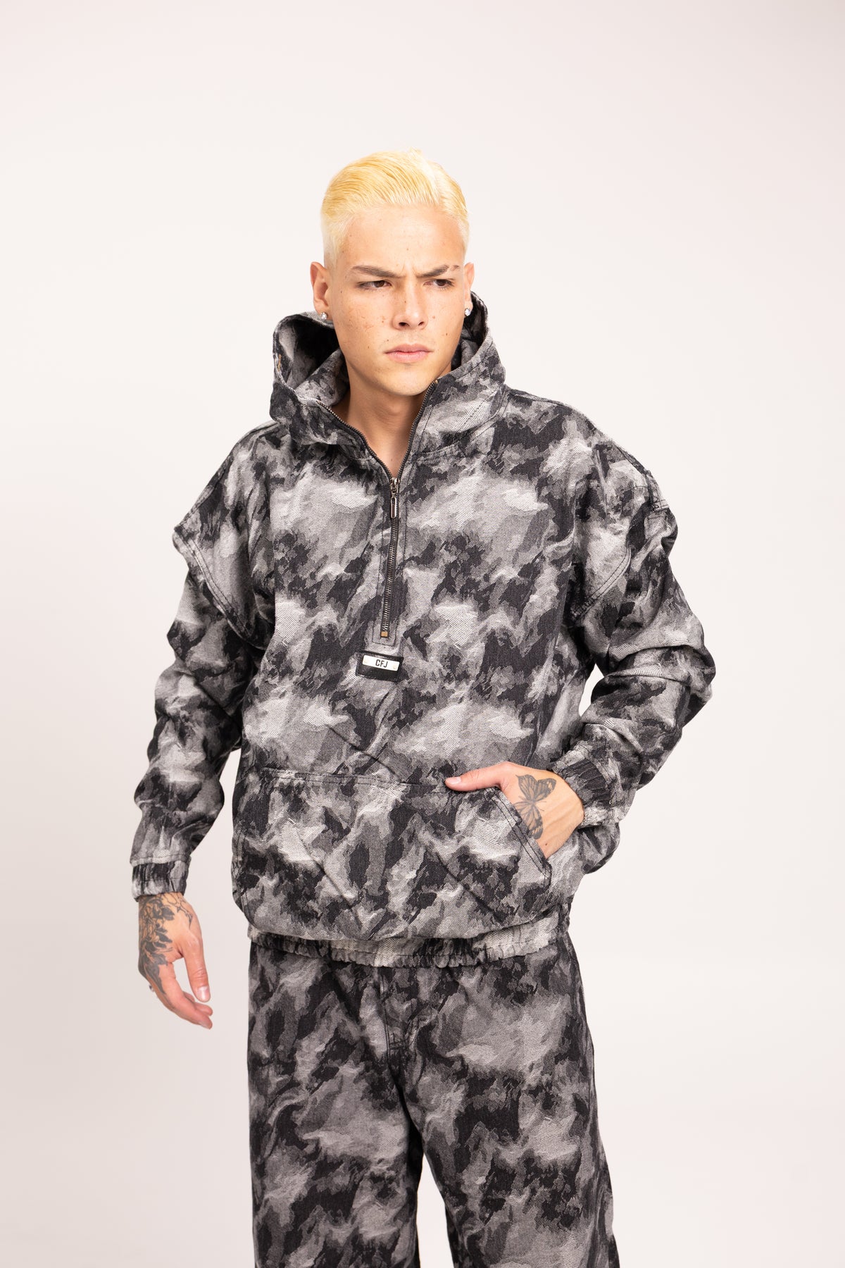Hoodie Anorak Camuflado Gris para Hombre - Buzo Oversize Half-Zip con Capucha Patrón Camo Urbano