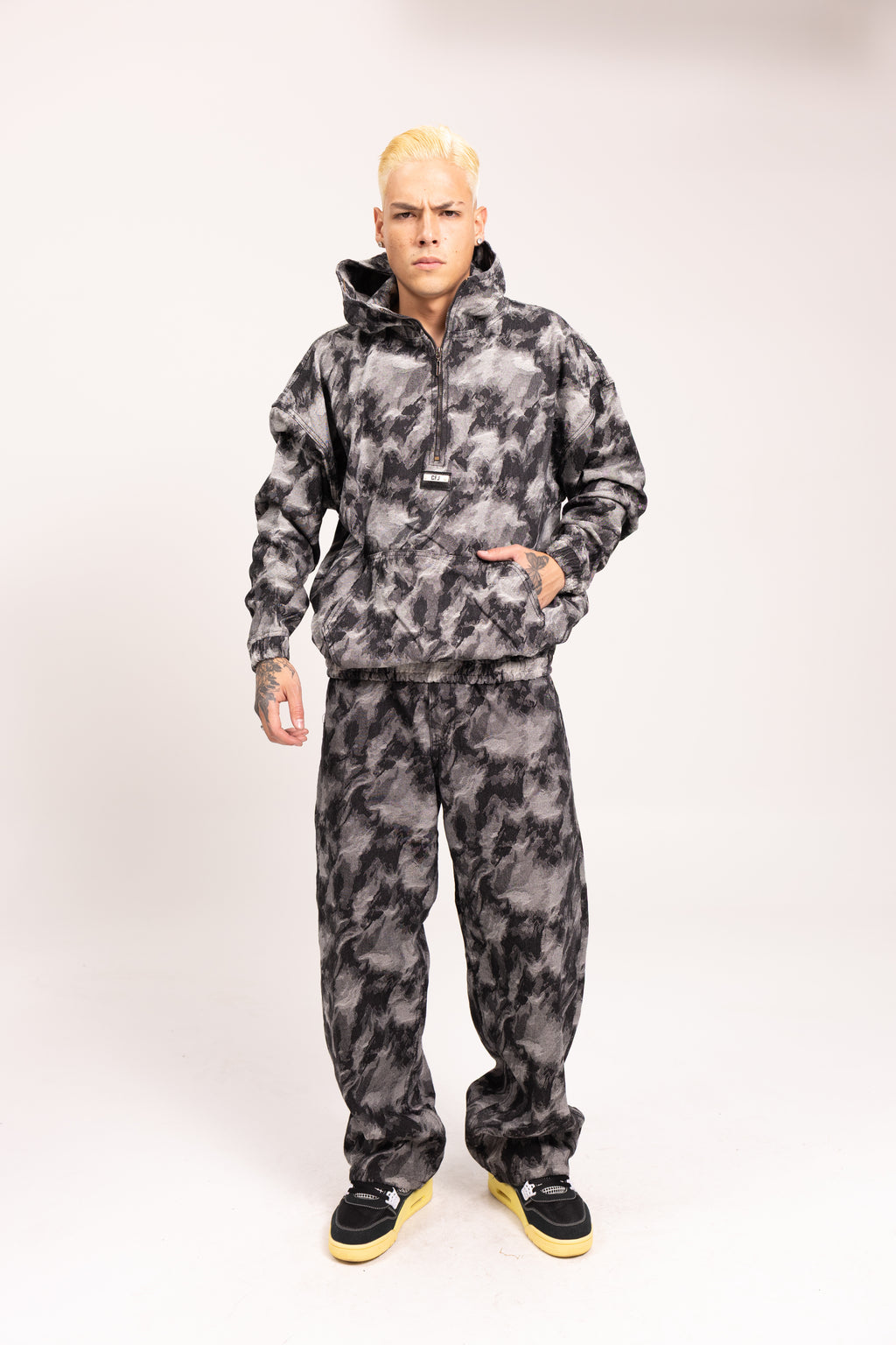 Pantalón Super Baggy Jacquard Camuflado para Hombre - Jean Texturizado Patrón Camo Urbano Estilo Streetwear de Autor