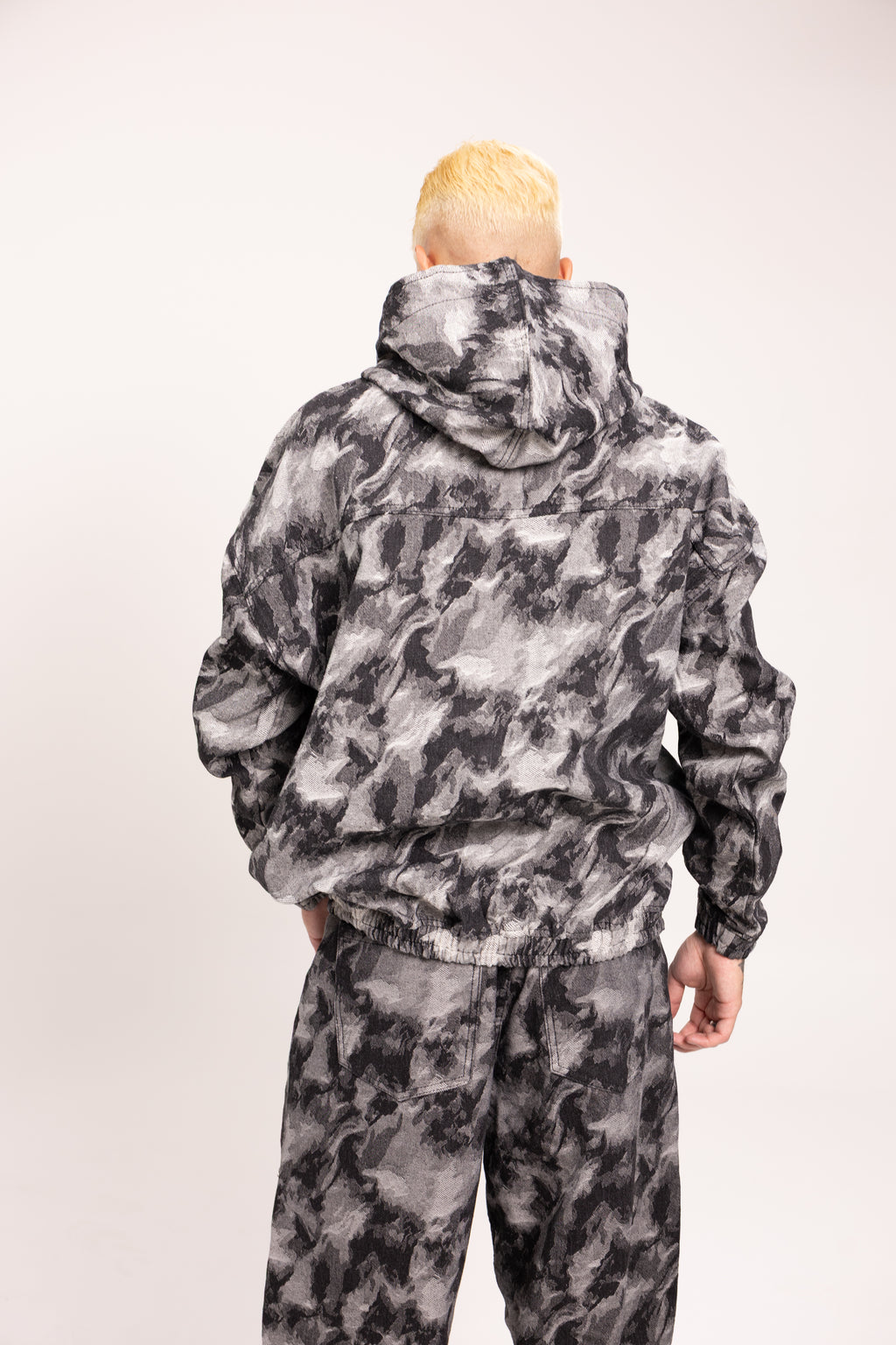 Hoodie Anorak Camuflado Gris para Hombre - Buzo Oversize Half-Zip con Capucha Patrón Camo Urbano