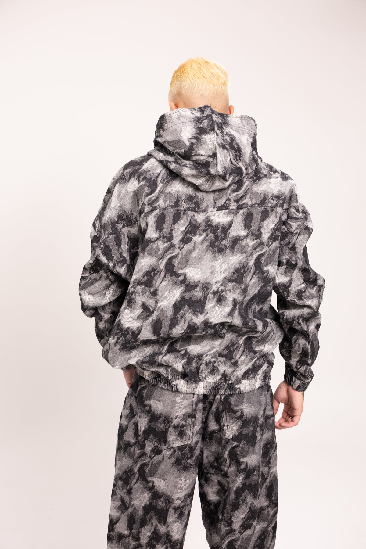 Hoodie Anorak Camuflado Gris para Hombre - Buzo Oversize Half-Zip con Capucha Patrón Camo Urbano