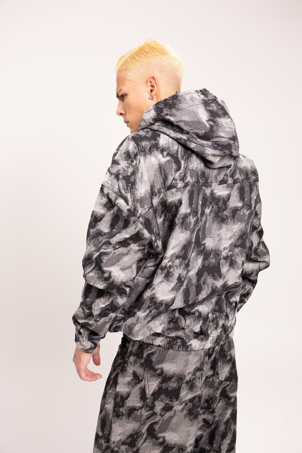 Hoodie Anorak Camuflado Gris para Hombre - Buzo Oversize Half-Zip con Capucha Patrón Camo Urbano