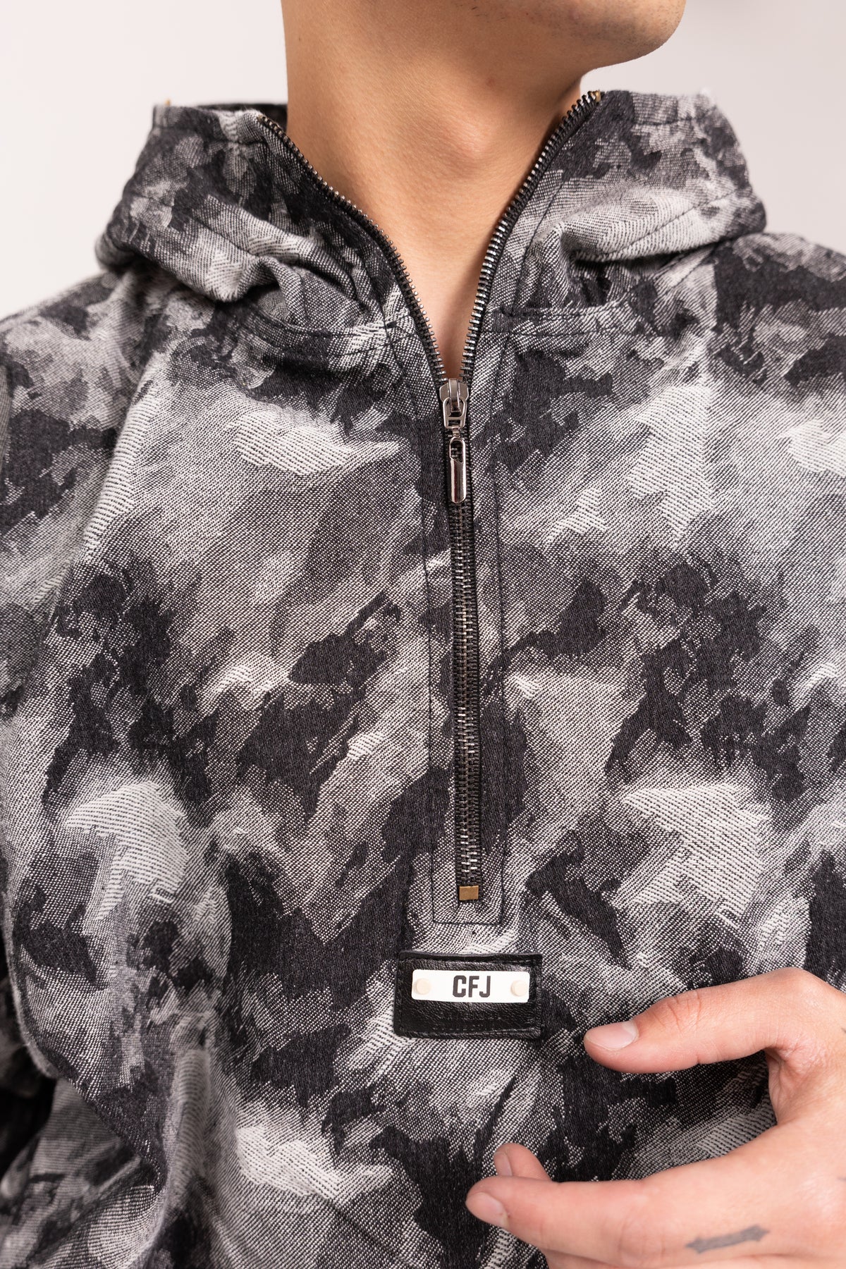 Hoodie Anorak Camuflado Gris para Hombre - Buzo Oversize Half-Zip con Capucha Patrón Camo Urbano