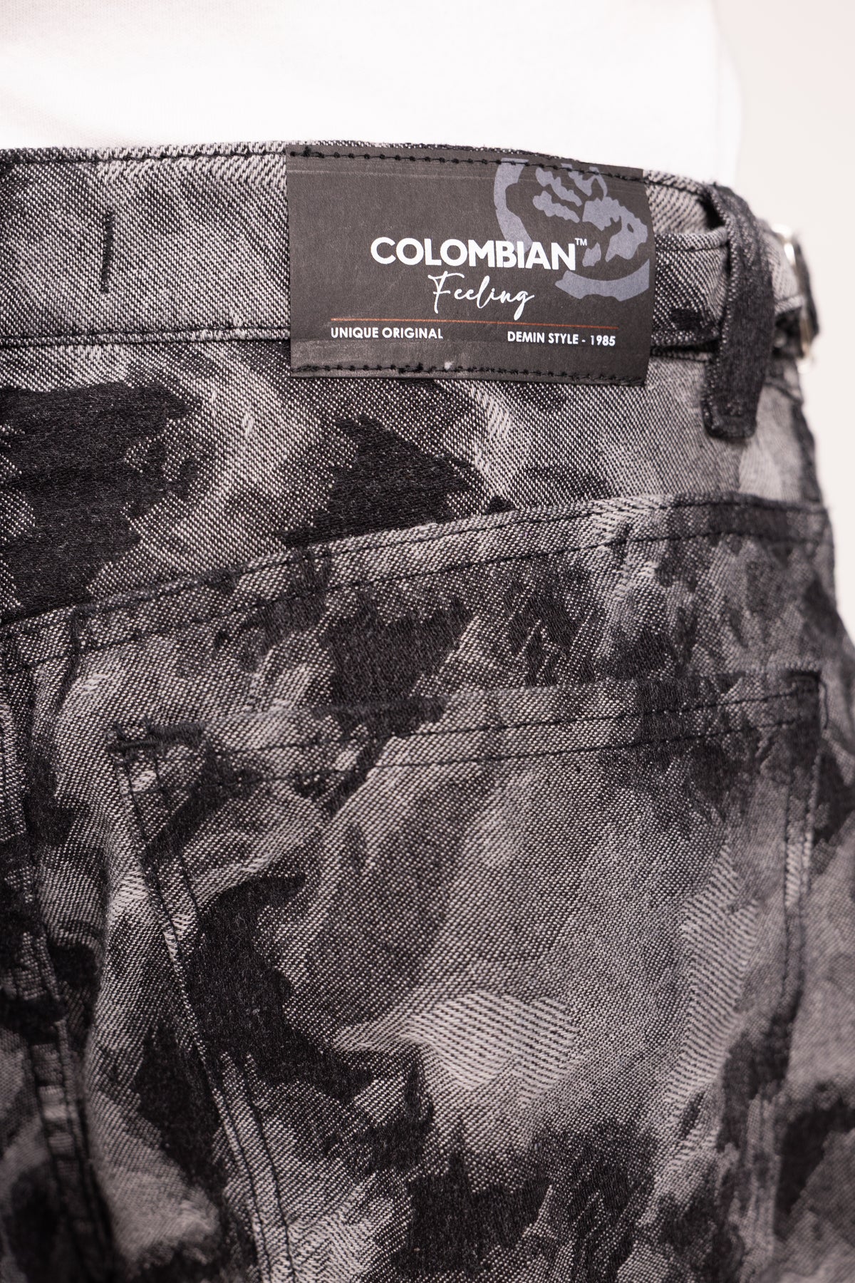 Pantalón Super Baggy Jacquard Camuflado para Hombre - Jean Texturizado Patrón Camo Urbano Estilo Streetwear de Autor