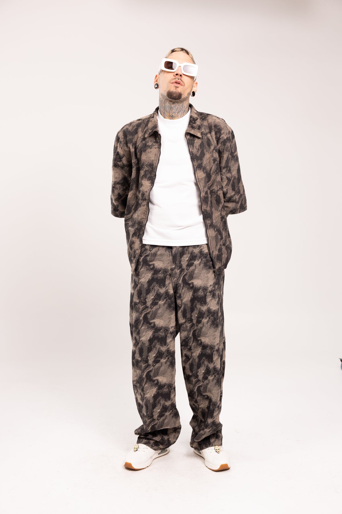 Camisa Boxy Fit Jacquard Camuflado Café para Hombre - Sobrecamisa Manga Corta con Cremallera Full-Zip Patrón Camo Tierra Estilo Streetwear
