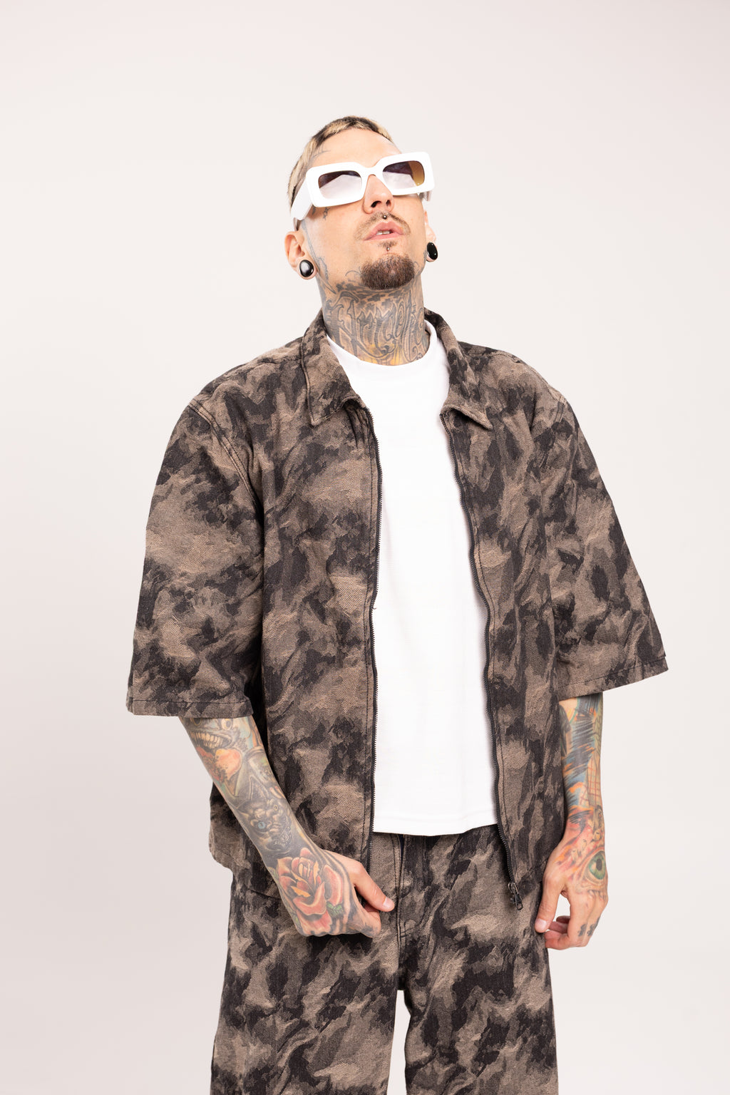Camisa Boxy Fit Jacquard Camuflado Café para Hombre - Sobrecamisa Manga Corta con Cremallera Full-Zip Patrón Camo Tierra Estilo Streetwear