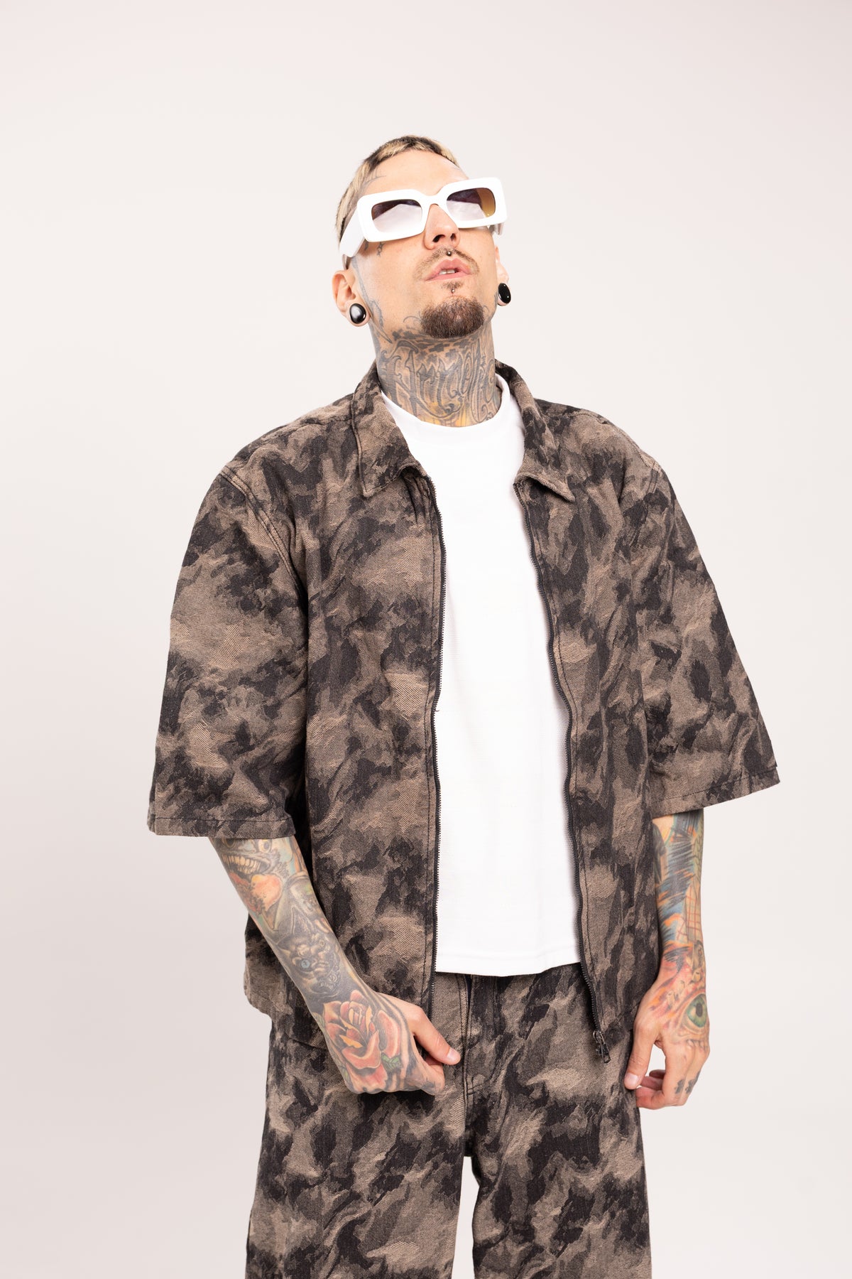 Camisa Boxy Fit Jacquard Camuflado Café para Hombre - Sobrecamisa Manga Corta con Cremallera Full-Zip Patrón Camo Tierra Estilo Streetwear