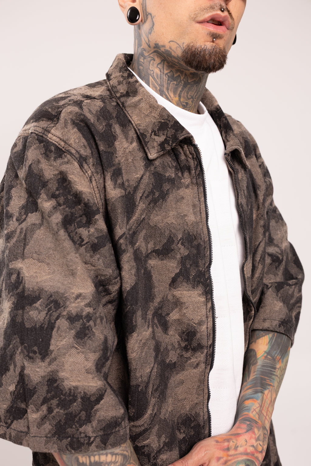 Camisa Boxy Fit Jacquard Camuflado Café para Hombre - Sobrecamisa Manga Corta con Cremallera Full-Zip Patrón Camo Tierra Estilo Streetwear