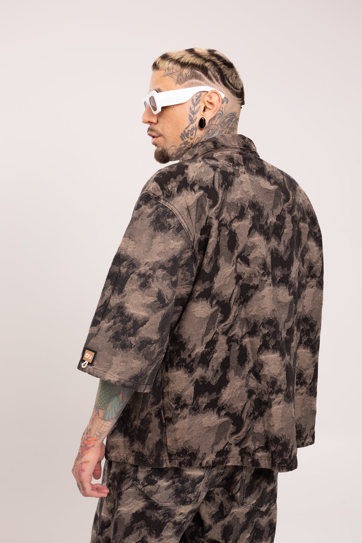 Camisa Boxy Fit Jacquard Camuflado Café para Hombre - Sobrecamisa Manga Corta con Cremallera Full-Zip Patrón Camo Tierra Estilo Streetwear