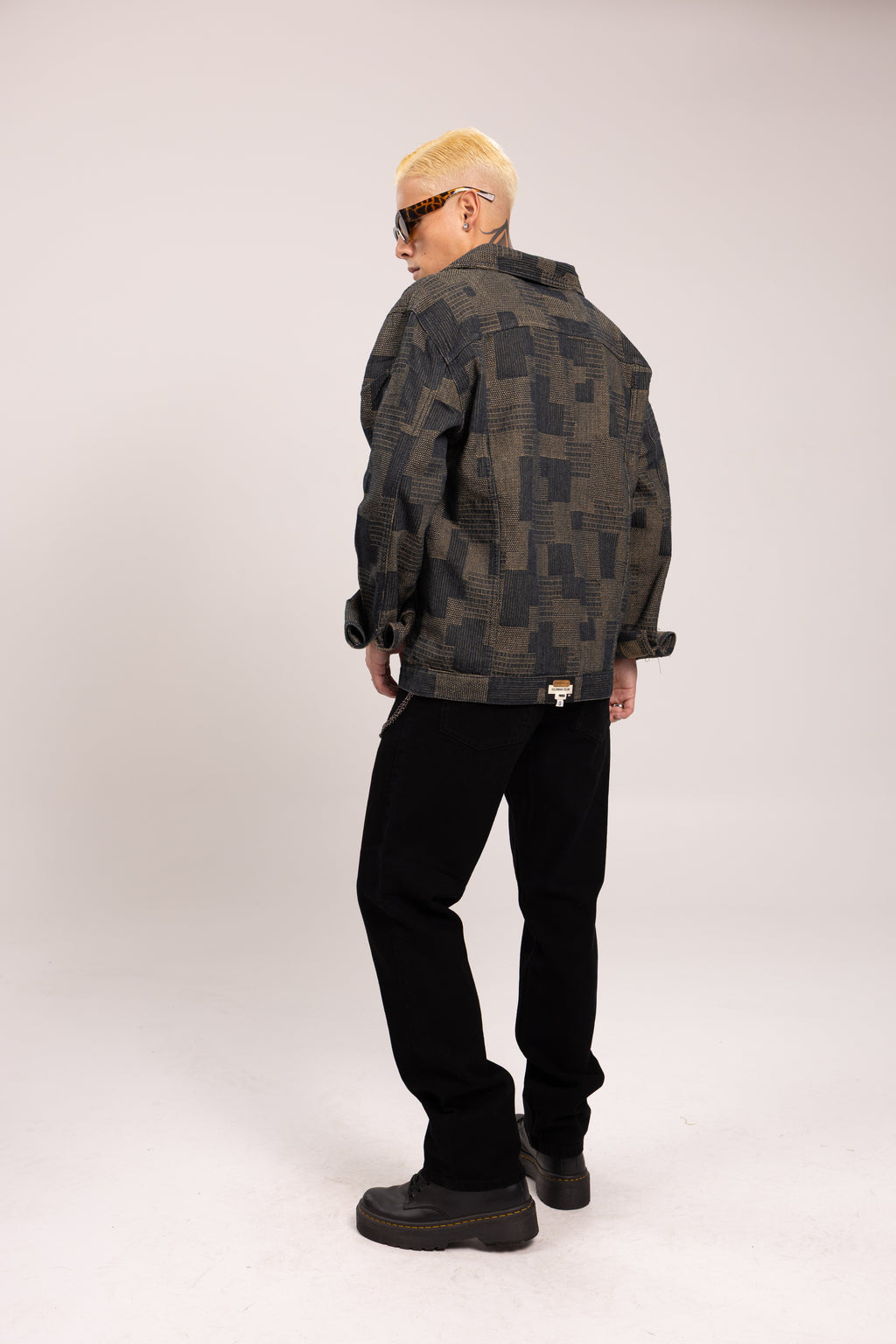 Chaqueta Denim Jacquard Chess Oversized para Hombre - Chaqueta Trucker de Mezclilla Azul con Patrón Geométrico Estilo Streetwear de Autor