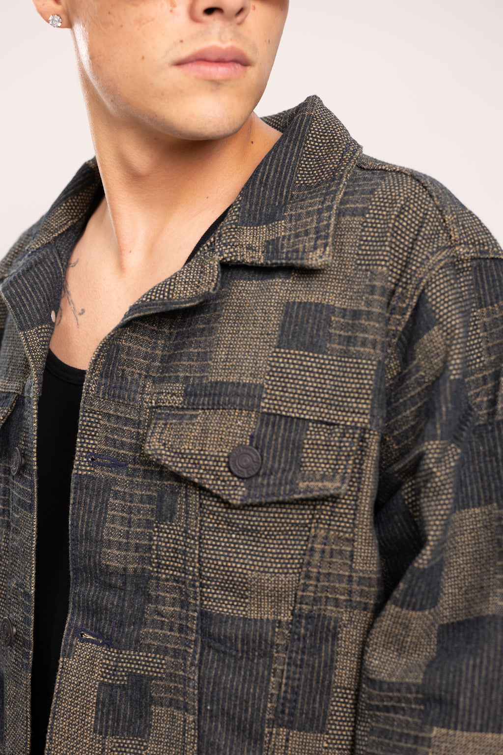 Chaqueta Denim Jacquard Chess Oversized para Hombre - Chaqueta Trucker de Mezclilla Azul con Patrón Geométrico Estilo Streetwear de Autor