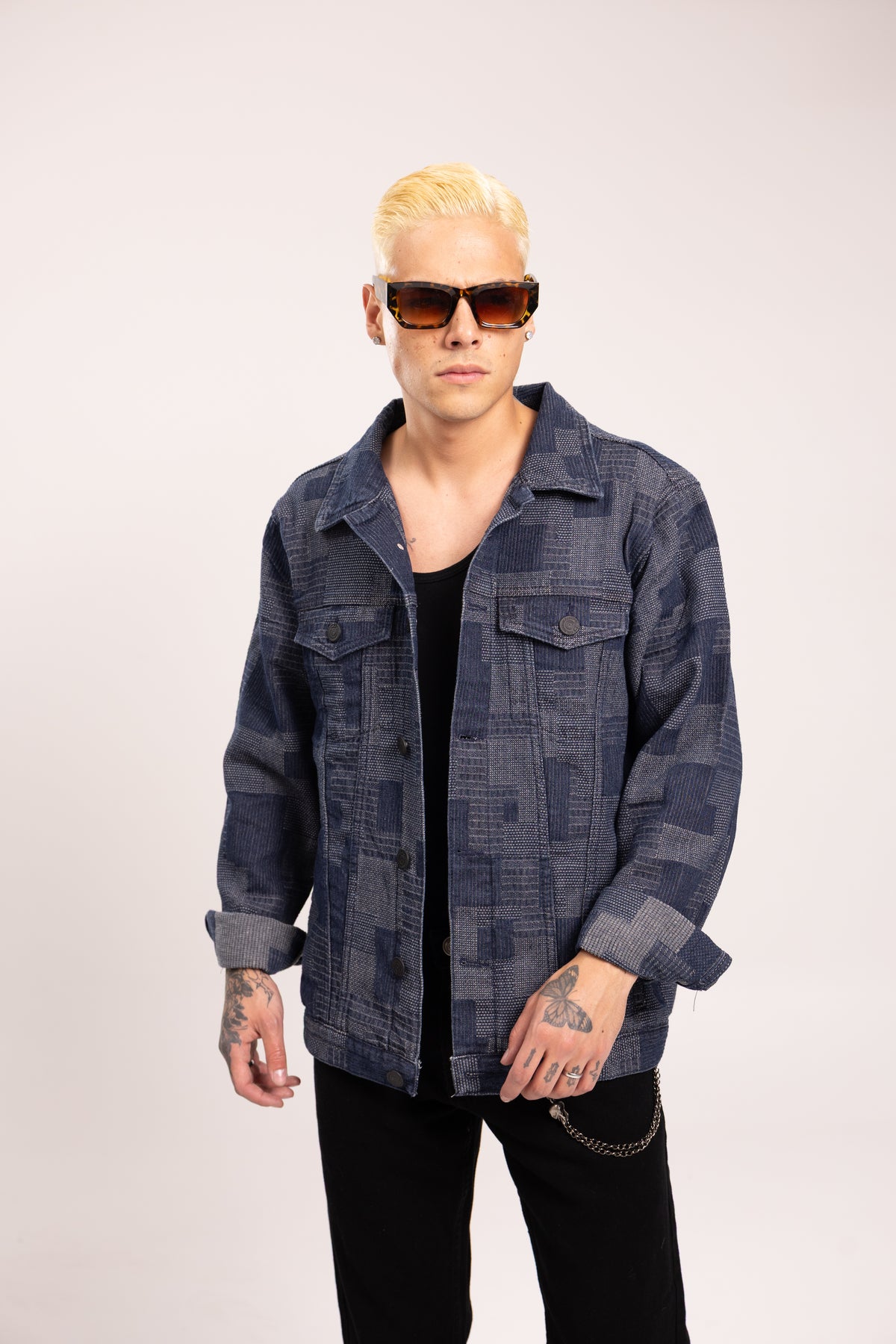 Chaqueta Denim Jacquard Chess Oversized para Hombre - Chaqueta Trucker de Mezclilla Azul con Patrón Geométrico Estilo Streetwear de Autor