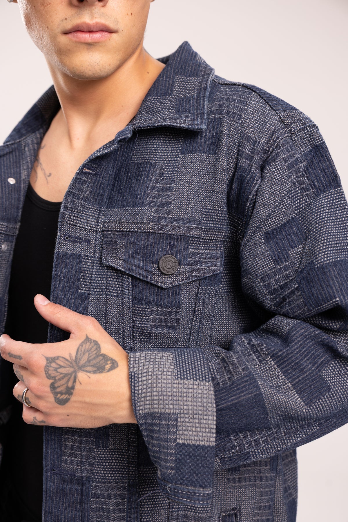 Chaqueta Denim Jacquard Chess Oversized para Hombre - Chaqueta Trucker de Mezclilla Azul con Patrón Geométrico Estilo Streetwear de Autor