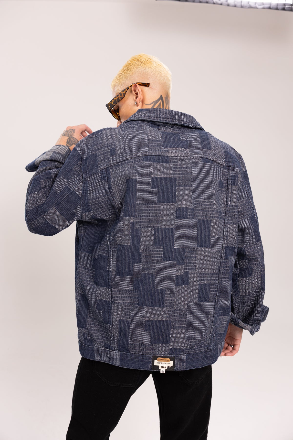 Chaqueta Denim Jacquard Chess Oversized para Hombre - Chaqueta Trucker de Mezclilla Azul con Patrón Geométrico Estilo Streetwear de Autor
