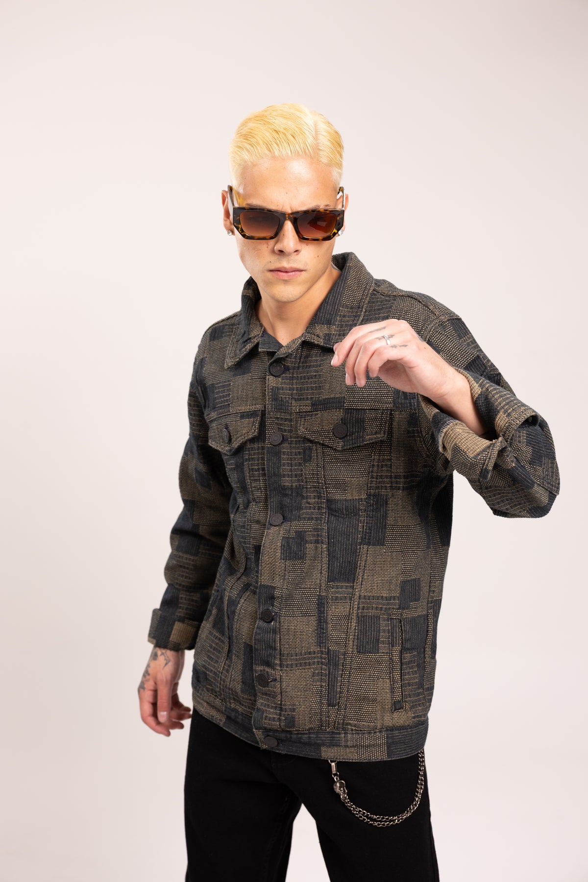 Chaqueta Denim Jacquard Chess Oversized para Hombre - Chaqueta Trucker de Mezclilla Azul con Patrón Geométrico Estilo Streetwear de Autor