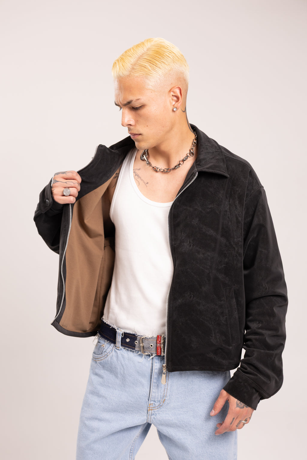 Chaqueta Negra en Gamuza Boxy Fit para Hombre - Chaqueta Harrington de Gamuza con Cremallera y Cuello Camisero Estilo Streetwear de Autor