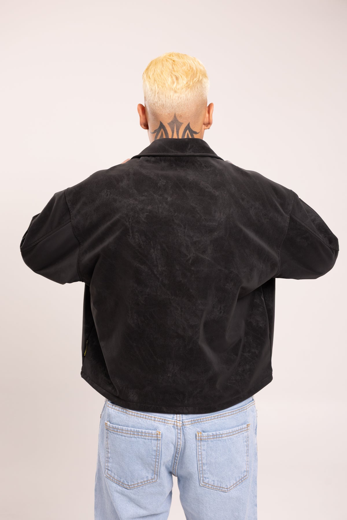 Chaqueta Negra en Gamuza Boxy Fit para Hombre - Chaqueta Harrington de Gamuza con Cremallera y Cuello Camisero Estilo Streetwear de Autor