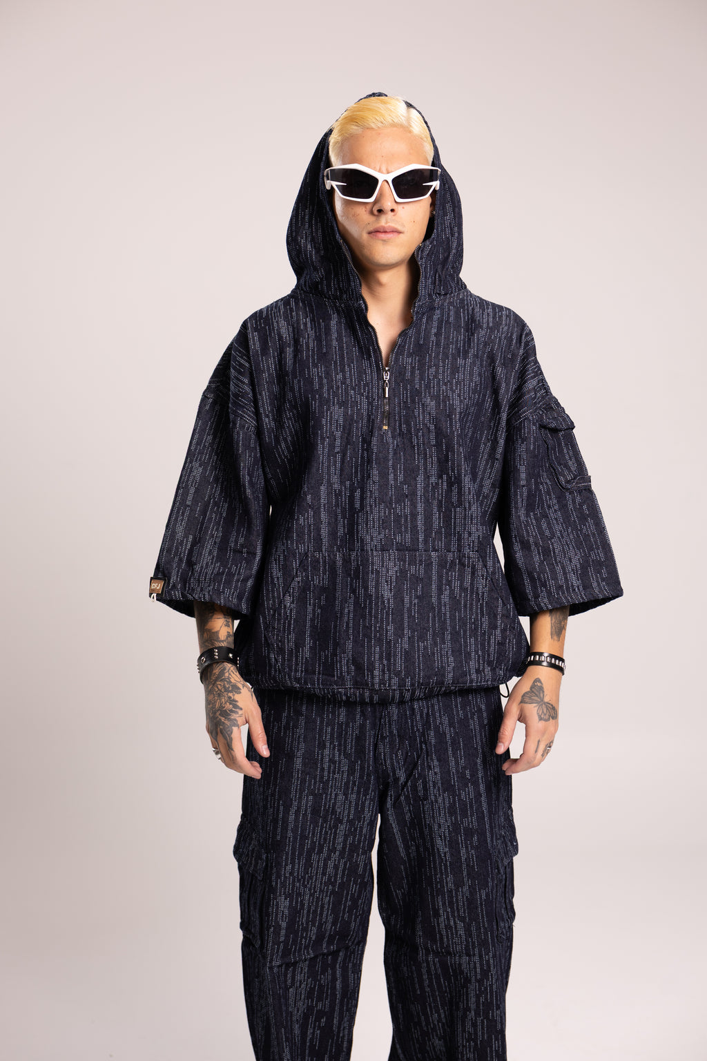 Hoodie Jacquard Azul Oscuro para Hombre - Buzo Anorak de Mezclilla Oversize Patrón Digital con Capucha y Media Cremallera