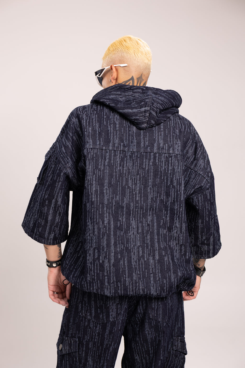 Hoodie Jacquard Azul Oscuro para Hombre - Buzo Anorak de Mezclilla Oversize Patrón Digital con Capucha y Media Cremallera