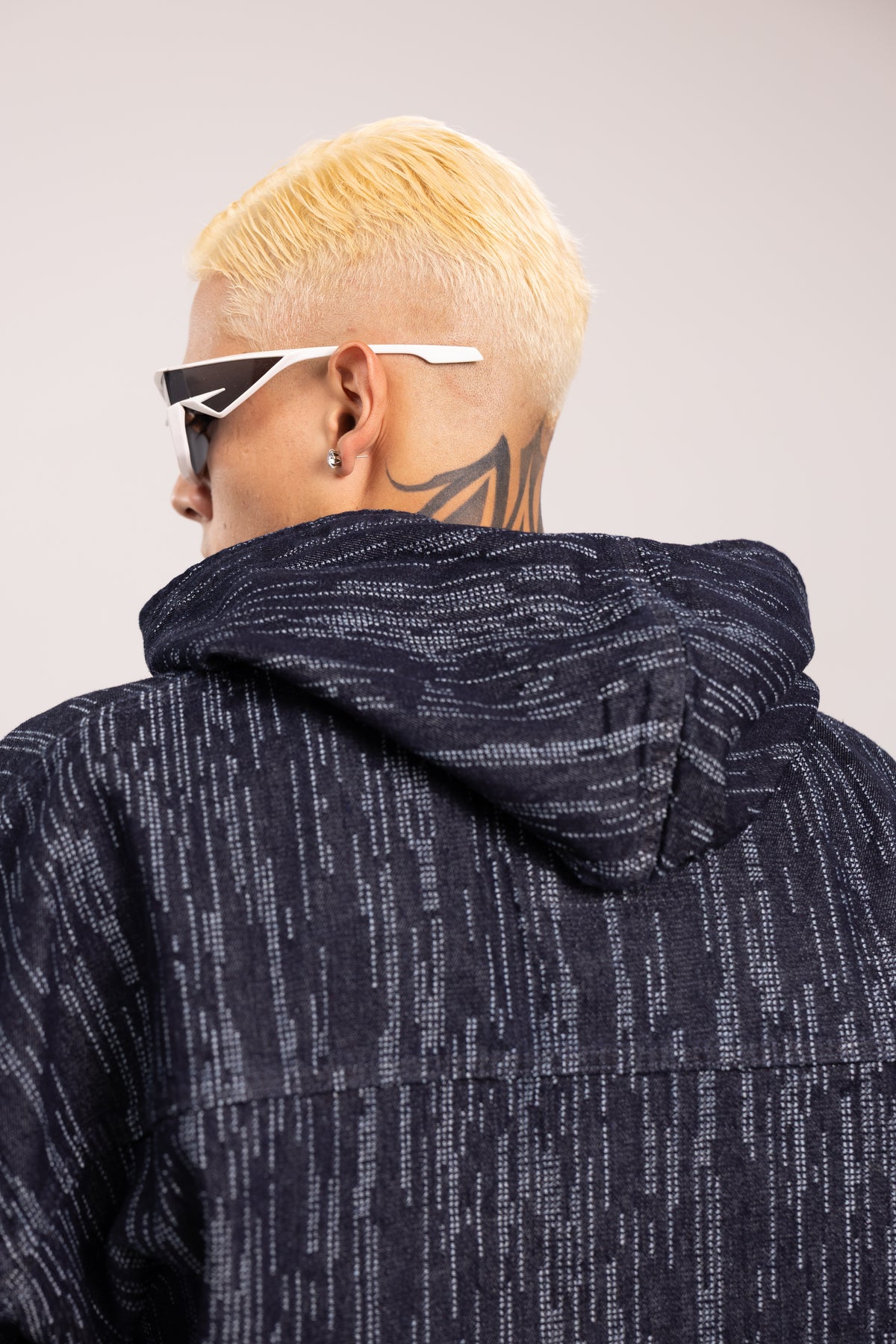 Hoodie Jacquard Azul Oscuro para Hombre - Buzo Anorak de Mezclilla Oversize Patrón Digital con Capucha y Media Cremallera