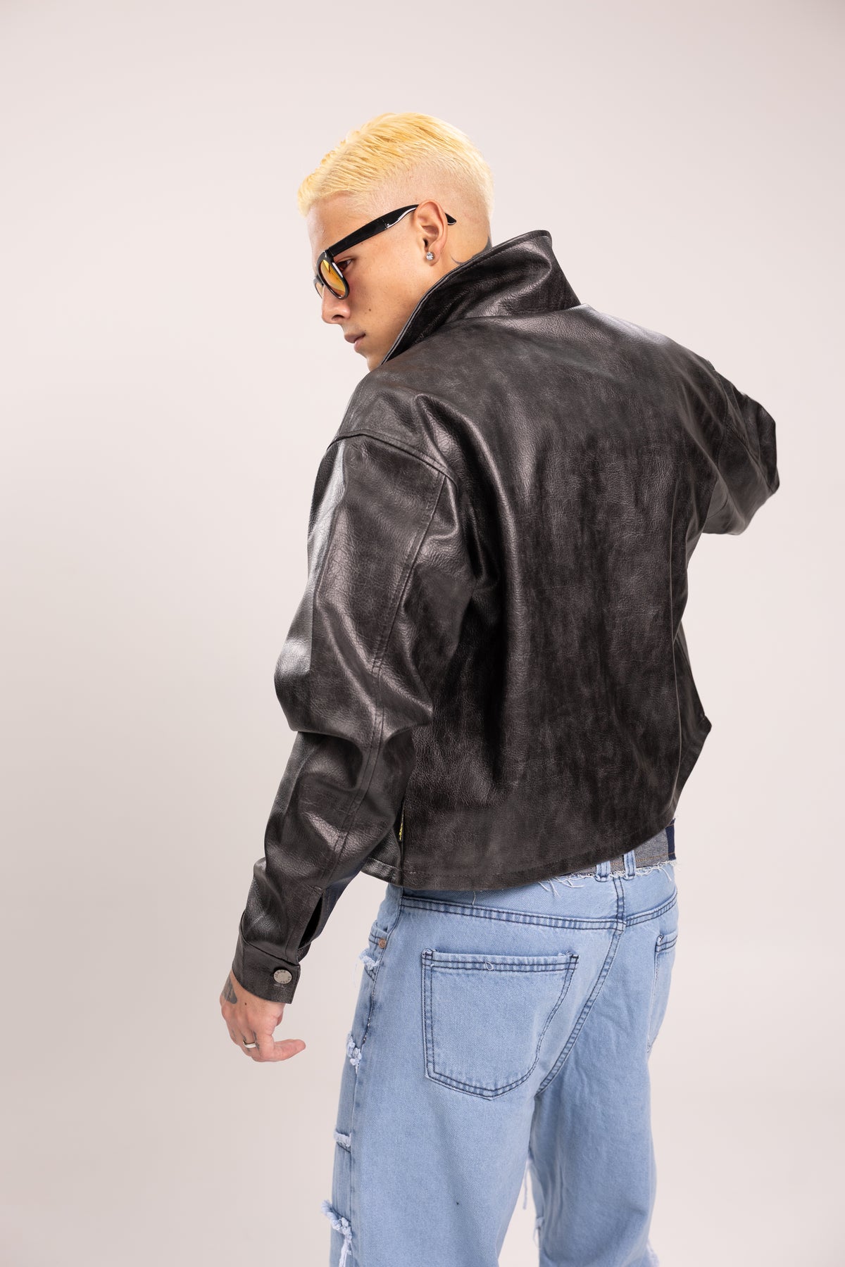 Chaqueta Negra en Cuero Sintético Brillante Boxy Fit para Hombre - Chaqueta Harrington Efecto Cuero Encerado Estilo Darkwear Cyberpunk Streetwear