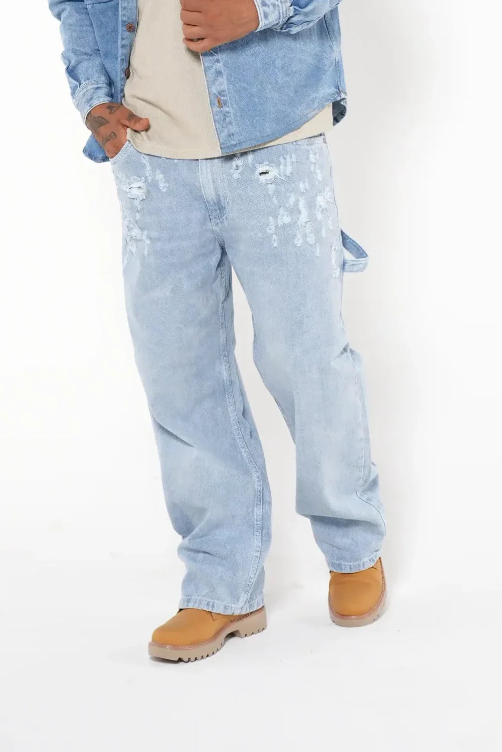 Jeans Baggy Azul claro con Efecto Lavado y Cadena Negra Decorativa