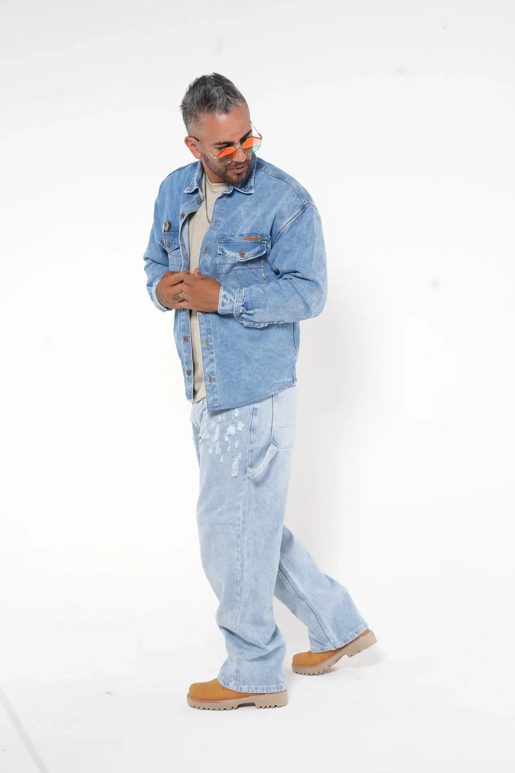 Jeans Baggy Azul claro con Efecto Lavado y Cadena Negra Decorativa